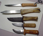 Mit einfachen Mitteln (Schweinshaxen, alten Feilen und etwas Holz) kann man schon einfache Messer basteln.