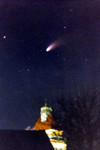 Der Komet 'Hale-Bopp' war natürlich auch bei uns zu sehen. Hier über der Evangelischen Kirche. 