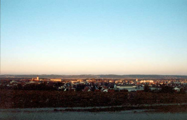 Fürstenfeld am sehr späten Nachmittag Nach Nordnordost von der Bergkammstraße aus gesehen.