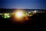 Fürstenfeld bei Nacht. Der helle Fleck im  Bild ist ein Scheinwerfer auf dem Areal des Ziegelwerkes.