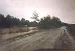 Die Lafnitz trat 1998 hier kurz vor Königsdorf über die Ufer. Vorne und hinten kommt das Wasser schon bis zum Fahrweg, jetzt aber rasch weg hier!
